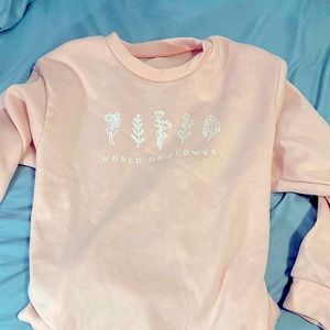 Super comfy pink crewneck, definitely recommend!! rlly sad i had to sell 😭😭